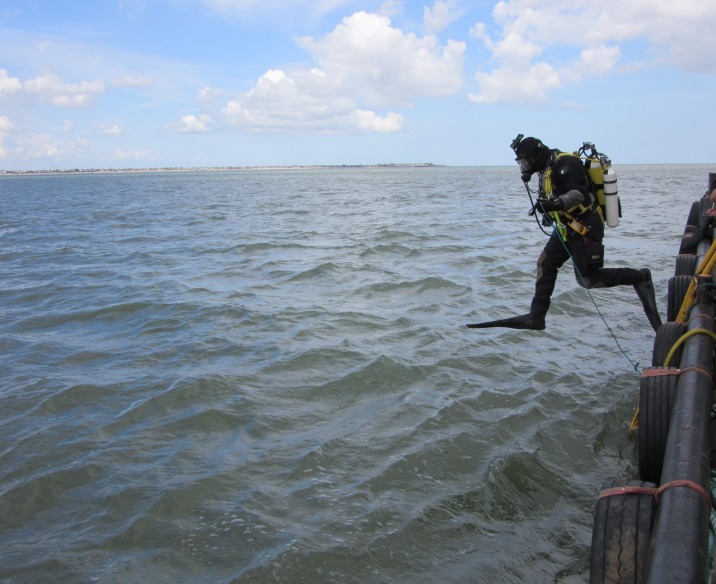 Diver about to dive the London wreck June 2016 copyright Cotswold Archaeology